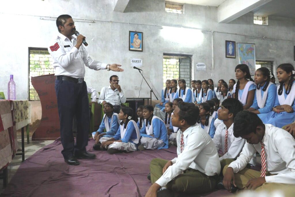 ब्लैक स्पॉट क्षेत्रों में सड़क सुरक्षा अभियान तेज : कांशीचुआ स्कूल में सड़क सुरक्षा का पढ़ाया पाठ, रायगढ़ पुलिस ने बच्चों को सिखाए यातायात नियम.