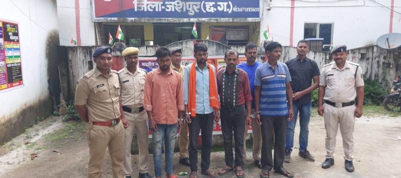 जशपुर पुलिस ने 48 घंटे में सुलझाई अंधे कत्ल की गुत्थी : प्रेम प्रसंग में युवक की हत्या कर शव को जंगल में फेंकने, साक्ष्य मिटाने के मामले में पिता, पुत्र एवं रिश्तेदार भाई सहित कुल चार आरोपियों को पुलिस ने किया गिरफ्तार,