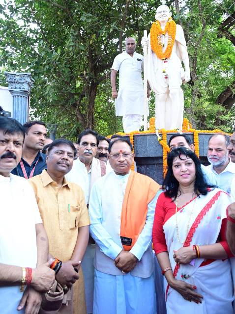 मुख्यमंत्री विष्णुदेव साय ने महात्मा गांधी जी की प्रतिमा पर किया माल्यार्पण, स्वच्छता अभियान कार्यक्रम में हुए शामिल