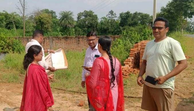 जशपुर जिले में गिरदावरी कार्य में तेजी, राजस्व अमला किसानों के खेतों में पहुंचकर कर रहा गिरदावरी