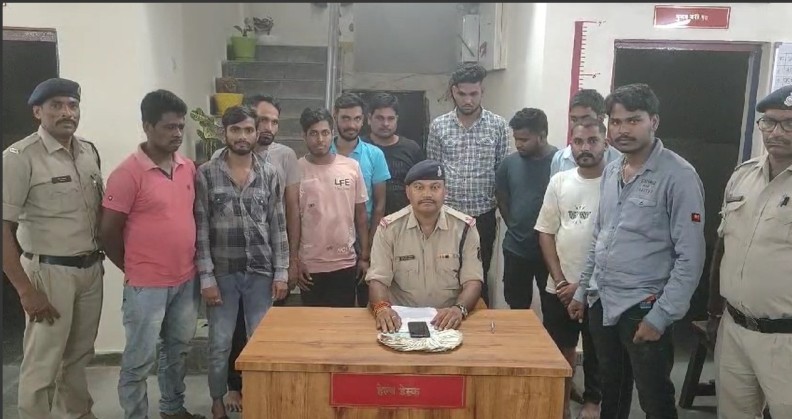 थाना जांजगीर एवं सायबर टीम पुलिस की संयुक्त कार्यवाही : थाना क्षेत्र के ग्राम खोखरा में जुआ खेलने वाले 11 आरोपियों को पकड़ने में मिली सफलता…आरोपियों के कब्जे से नगदी 21500/- रूपये एवं 52 पत्ती तास बरामद.