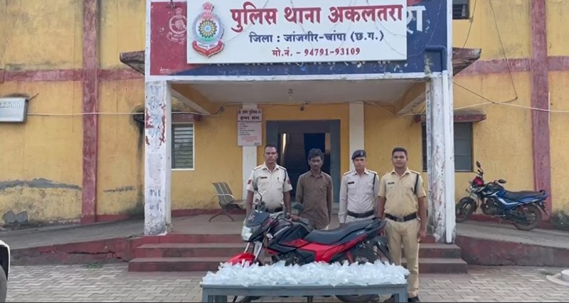 थाना अकलतरा पुलिस की कार्यवाही : परिवहन करते पचास लीटर अवैध कच्ची महुआ शराब के साथ आरोपी गिरफ्तार…कार्यवाही कर भेजा गया न्यायिक रिमांड पर.