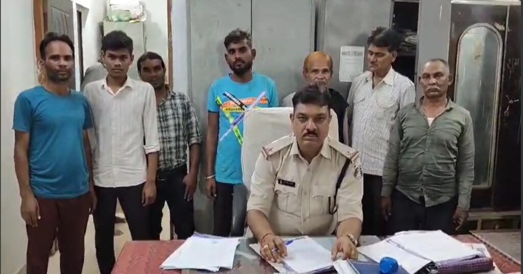 मस्तुरी पुलिस का अभियान : जुआ के अड्डे पर मारा छापा…26 जुआरी गिरफ्तार…हजारों रुपये बरामद… जुआ का कारोबार हुआ ध्वस्त.