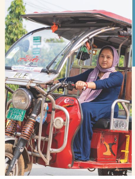 ई-रिक्शा का हेण्डल थाम दुर्गा दौड़ा रही गृहस्थी की गाड़ी