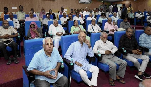 कैबिनेट मंत्री श्रीलखन लाल देवांगन ने वृद्धजनों को किया सम्मानित, डीएमएफ से बनेगा वृद्धाश्रम