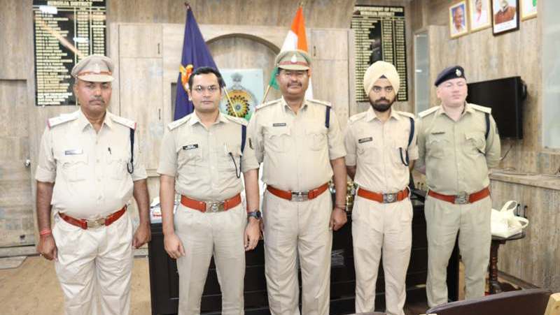 पुलिस अधीक्षक कार्यालय अंबिकापुर में स्टार सेरेमनी का किया गया आयोजन : पुलिस मुख्यालय रायपुर के आदेश के परिपालन में जिले में पदस्थ दो सहायक उपनिरीक्षकों को स्टार लगाकर उप निरीक्षक के पद पर किया गया पदोन्नत.