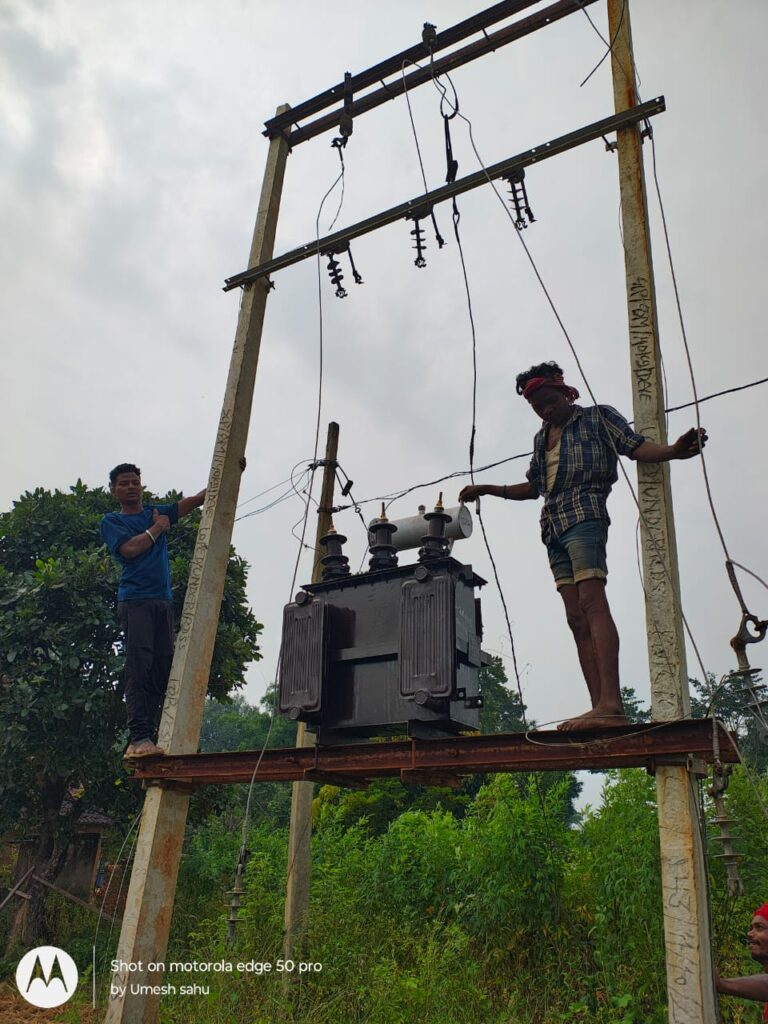 मुख्यमंत्री कैंप कार्यालय की पहल पर ग्राम हाथीबेड़ में लगाया गया ट्रांसफार्मर