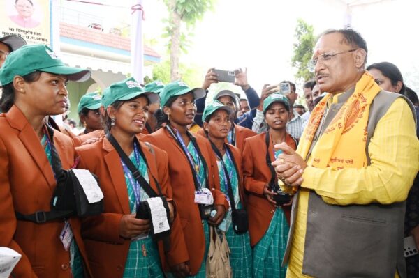 जशपुर : मुख्यमंत्री विष्णु देव साय ने बिजली सखियों को वितरित किए बिजली किट