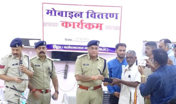 जिला बलौदाबाजार-भाटापारा पुलिस द्वारा विशेष अभियान चलाकर 156 नग गुम मोबाईल किए गये रिकवर… उनके मालिकों को किये गये सुपूर्द.