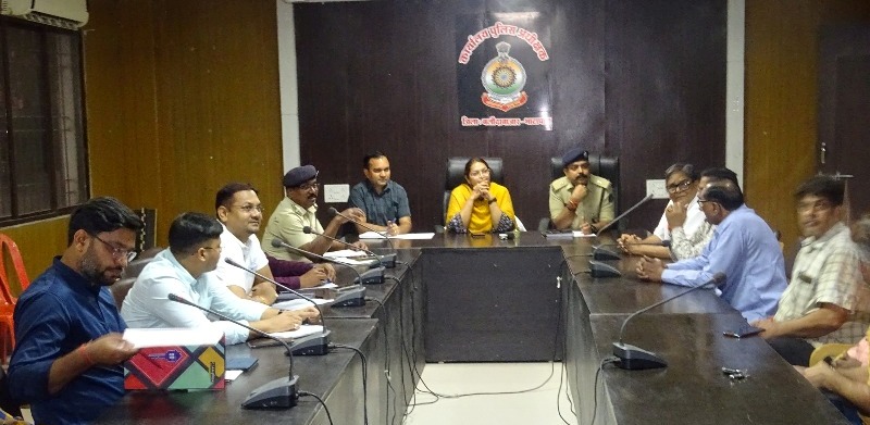 पुलिस एवं प्रशासन की संयुक्त बैठक : आगामी दिवाली त्यौहार में बलौदाबाजार शहर में समुचित व्यवस्था बनाए रखने हेतु चेंबर ऑफ कॉमर्स के पदाधिकारियों के साथ आयोजित की गई बैठक.