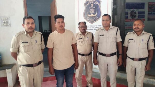 जशपुर : जनता की सूचना पर पुलिस ने पकड़ा लुटेरा,  6 महीने से था फरार, आरोपी चावल प्राप्त करने सोसायटी में KYC कराने आया था, प्रकरण के अन्य 4 आरोपी पूर्व में ही हो चुके हैं गिरफ्तार