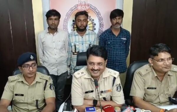 बिलासपुर पुलिस की बड़ी कामयाबी: स्टॉक मार्केट के नाम पर 42 लाख की ठगी करने वाले अंतरराज्यीय गिरोह के तीन सदस्य गिरफ्तार.