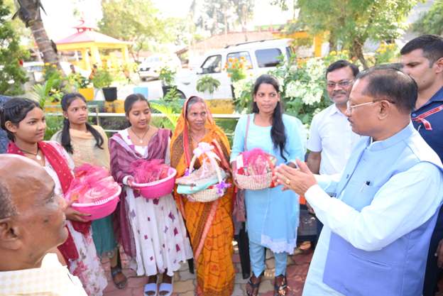 मुख्यमंत्री विष्णुदेव साय ने प्रधानमंत्री आवास योजना के हितग्राहियों को दीपावली का दिया उपहार