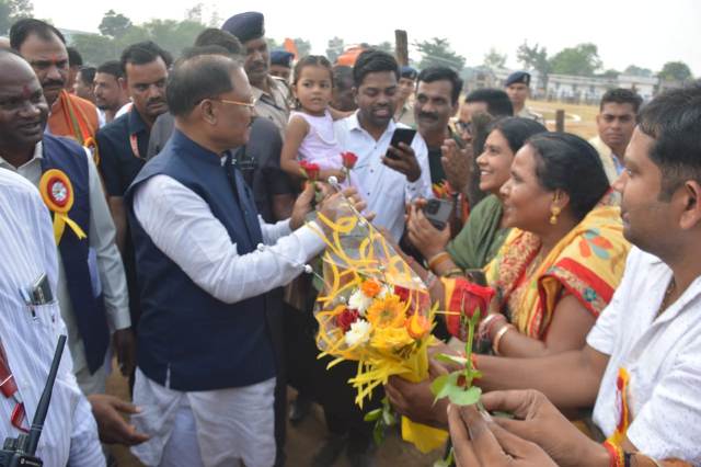 मुख्यमंत्री विष्णु देव साय का कटघोरा हेलीपेड पर जनप्रतिनिधियों ने किया आत्मीय स्वागत