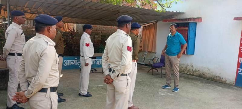 सूरजपुर एसएसपी का थाना-चौकी में आकस्मिक निरीक्षण : पुलिसकर्मियों को किया जागरूक, आम जनता से बातचीत कर लिए सुझाव…निष्पक्षता से कार्यवाही के दिए निर्देश.  