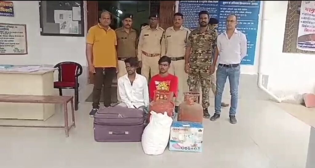 किराये के दो मकानों में चोरी के मामले में सरगुजा पुलिस की त्वरित कार्यवाही : चंद घंटे के भीतर मामलों में दो आरोपी किये गये गिरफ्तार… भेजे गये न्यायिक अभिरक्षा में.