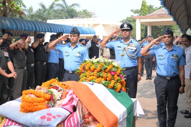 सेवानिवृत्त विंग कमांडर श्री ओझा को राजकीय सम्मान के साथ दी गई भावभीनी विदाई