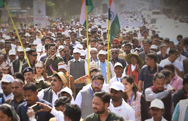 जशपुर : भगवान बिरसा मुंडा की जयंती के अवसर पर माटी के वीर पदयात्रा का जगह-जगह किया गया भव्य स्वागत, केंद्रीय मंत्री डॉ. मांडविया एवं मुख्यमंत्री श्री साय सहित 10 हजार से अधिक स्वयंसेवक पदयात्रा में शामिल, जनजातीय संस्कृति से जुड़ी कला, जीवनशैली का किया गया प्रदर्शन