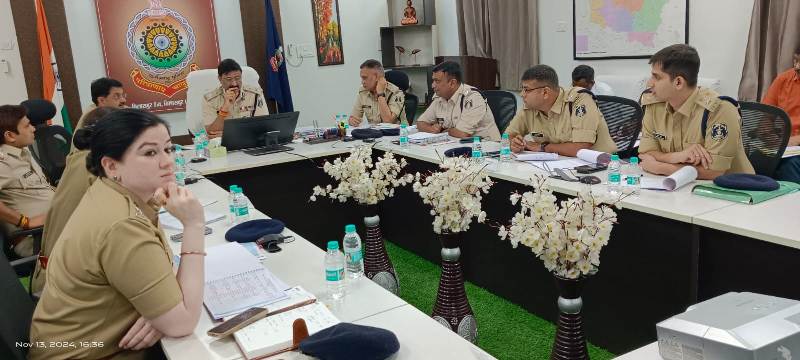 पुलिस महानिरीक्षक डॉ. संजीव शुक्ला ने बिलासपुर रेंज अंतर्गत जिलों के पुलिस अधीक्षकों की ली बैठक : जिले में लंबित अपराध, मर्ग जाँच, कानून-व्यवस्था, सड़क दुर्घटना तथा अन्य महत्वपूर्ण विषयों पर की गई कार्यवाही की हुई समीक्षा.