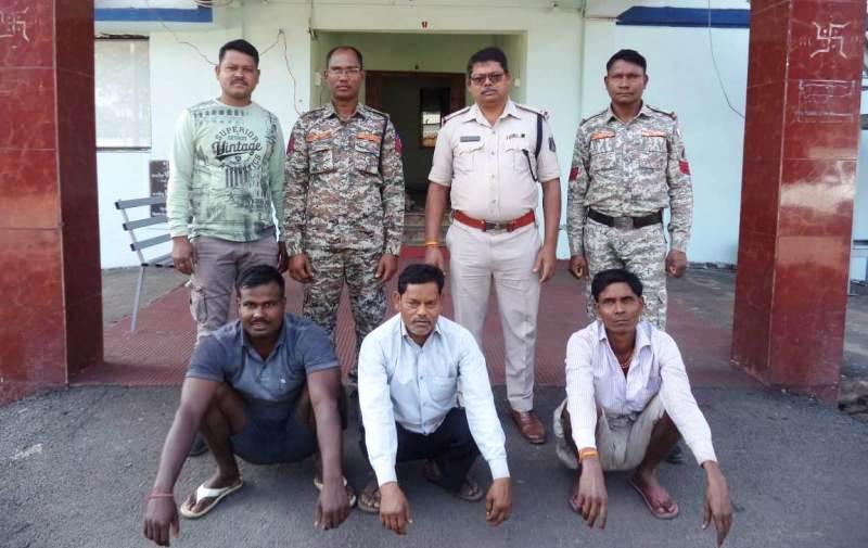 RAIGARH CRIME : पूंजीपथरा पुलिस की बड़ी कार्यवाही …अवैध कबाड़ के साथ पकड़ाये तीन ट्रक चालक… पढ़ें पूरी खबर विस्तार से.