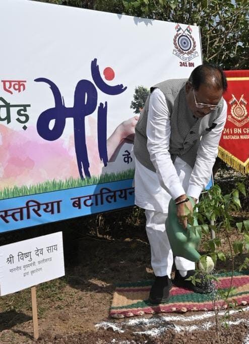 मुख्यमंत्री विष्णु देव साय ने “एक पेड़ मां के नाम” अभियान के तहत सीआरपीएफ के बस्तरिया बटालियन परिसर में लगाया नीम का पौधा