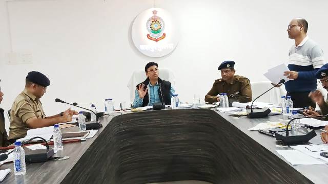 जशपुर : अपराध पर लगाम लगाने के लिए पुलिस अधीक्षक ने उठाए कड़े कदम,  अपराध समीक्षा बैठक लेकर लंबित मामलों का निस्तारण, अवैध गतिविधियों पर रोक लगाने के दिए निर्देश, पशु तस्करी को लेकर भी दिए आदेश… पढ़ें विस्तार से…