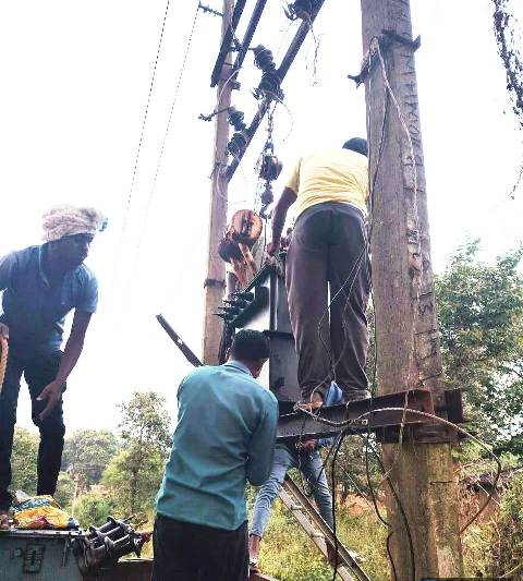 जशपुर : मुख्यमंत्री कैंप कार्यालय की पहल पर ग्राम पंचायत डुमरिया में लगाया गया नया ट्रांसफार्मर