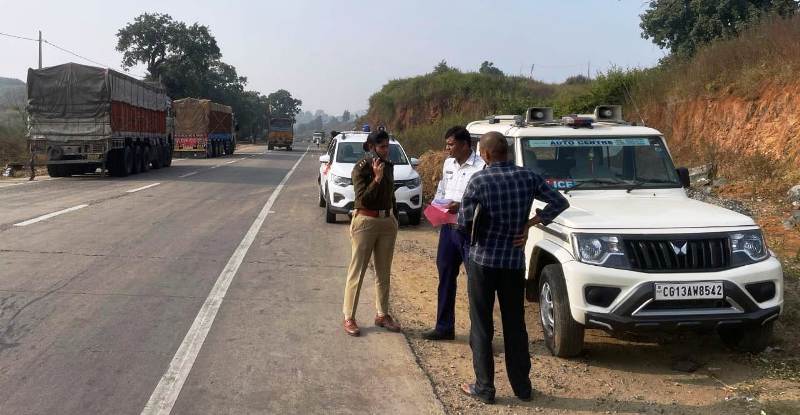 सरगुजा में यातायात नियमों का उल्लंघन करने वालों पर कसा शिकंजा : 73 चालकों पर कार्यवाही कर सरगुजा पुलिस ने 1.22 लाख रुपये का वसूला जुर्माना.