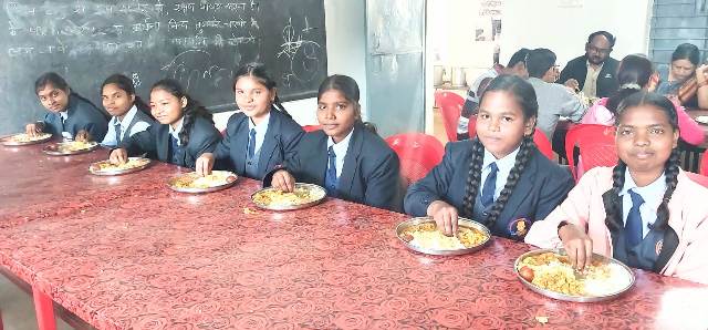 जशपुर : स्वामी आत्मानंद अंग्रेजी माध्यम नवीन आदर्श विद्यालय में न्योता भोजन का आयोजन