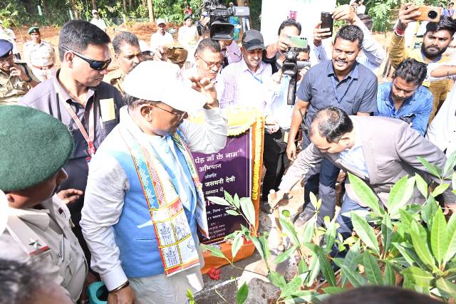 एक पेड़ मां के नामः सुदंर, स्वच्छ वातावरण के निर्माण और पर्यावरण संरक्षण के लिए पेड़ है बेहद जरूरी, अभियान के तहत जशपुर जिले में 3.55 लाख पौधों का रोपण और 2.32 लाख पौधों का हुआ वितरण