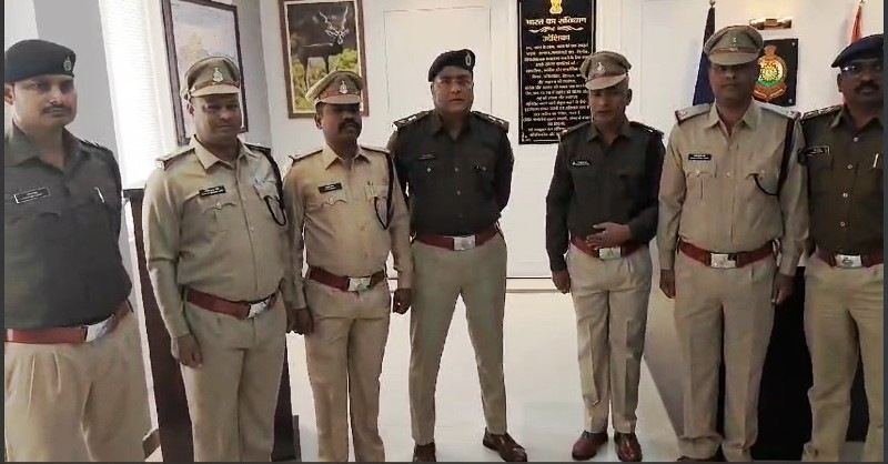 चार प्रधान आरक्षक पदोन्नत होकर बने सहायक उपनिरीक्षक : पुलिस कार्यालय में कार्यक्रम आयोजित कर पूरी की गई पदोन्नति की प्रक्रिया.