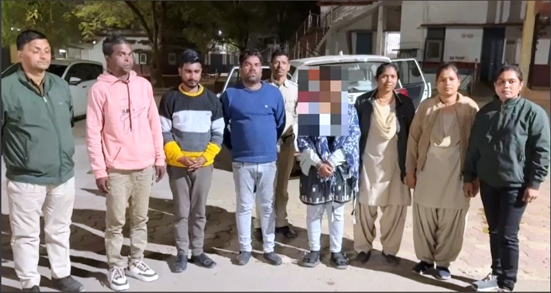 पूर्व में पंजीबद्ध अनाचार के प्रकरण का निपटारा कराने ब्लैकमेलिंग कर 10 लाख रुपये की रकम हड़पने के मामले में सरगुजा पुलिस की त्वरित कार्यवाही : मामले में कुल चार आरोपी किये गये गिरफ्तार…भेजा गया न्यायिक अभिरक्षा में.