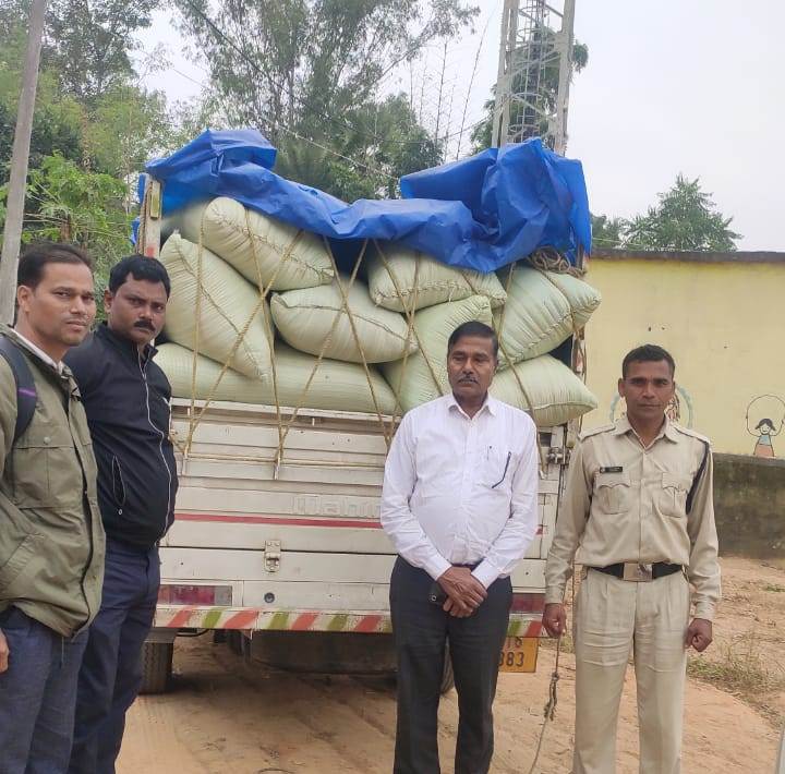 फरसाबहार एसडीएम श्री लाल ने लवाकेरा के पास एक पिकअप अवैध धान किया जप्त