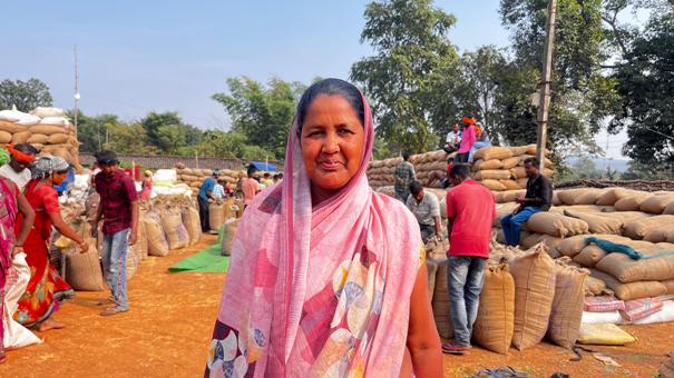 सुगमता से हो रही जशपुर जिले में धान खरीदी : कोकियाखार की धर्मेश्वरी सरजाल ने प्रसन्नता जाहिर कर खरीदी केंद्र में अच्छी व्यवस्था के लिए दिया मुख्यमंत्री को धन्यवाद