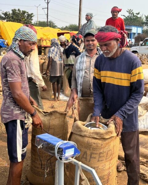 छत्तीसगढ़ में अब तक 32.29 लाख मीट्रिक टन धान की हुई खरीदी : धान खरीदी के एवज में 6.80 लाख किसानों को 6807.82 करोड़ रूपए का भुगतान