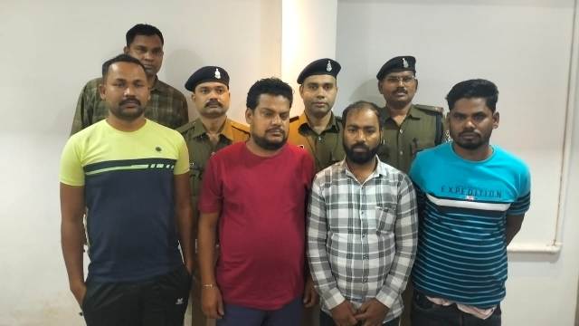 नौकरी लगाने के नाम पर करोड़ो की ठगी करने वाले आरोपियो पर बिलासपुर पुलिस का प्रहार : संगठित तौर पर राज्य के अलग अलग जिलों के बेराजगार युवकों को पीडब्लूडी, पुलिस विभाग, जेल विभाग, पीएचई विभाग, वन विभाग, शिक्षा विभाग में नौकरी लगाने के नाम पर लगभग दो दर्जन से अधिक युवक-युवतियों से की गई ठगी