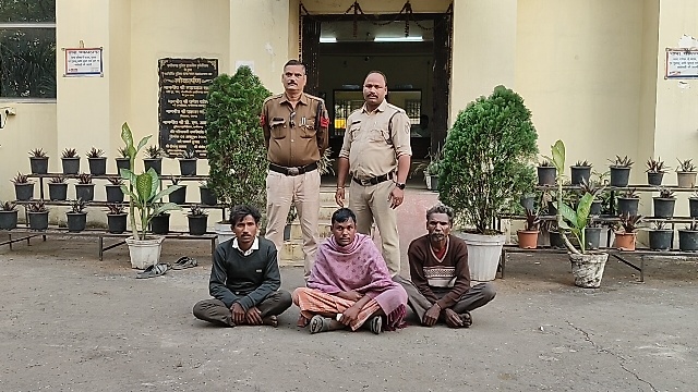 मवेशी तस्करों पर पुलिस की कार्यवाही : 9 मवेशियों को मुक्त कर तीन आरोपियों को किया गिरफ्तार