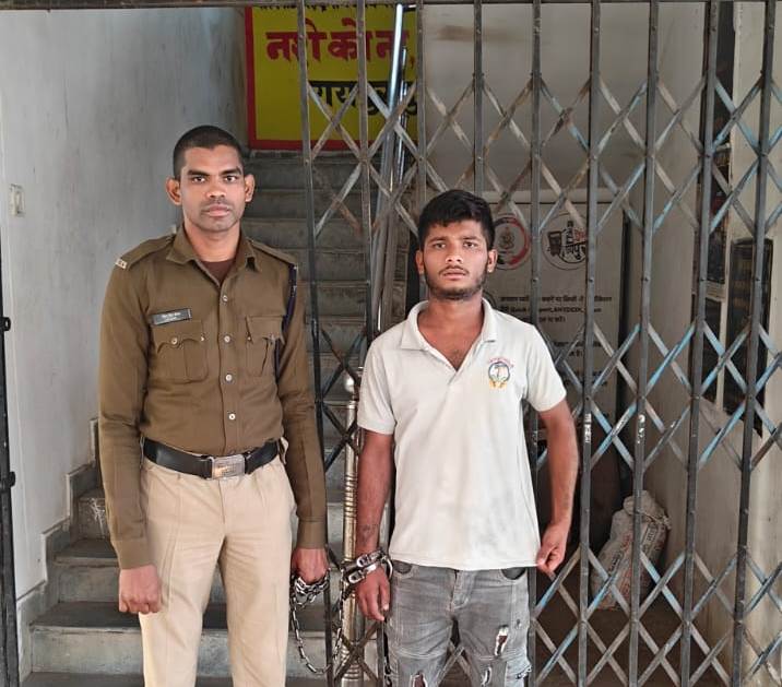 धारदार चाकू के साथ आरोपी चाहत सेन गिरफ्तार