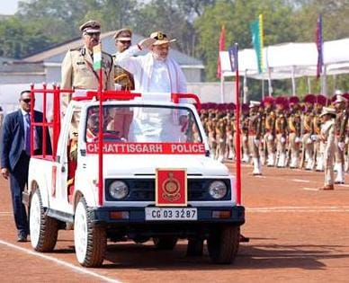 केन्द्रीय गृह एवं सहकारिता मंत्री अमित शाह ने आज अपने छत्तीसगढ़ दौरे के पहले दिन रायपुर में छत्तीसगढ़ पुलिस को ‘प्रेसिडेंट कलर’ प्रदान किया