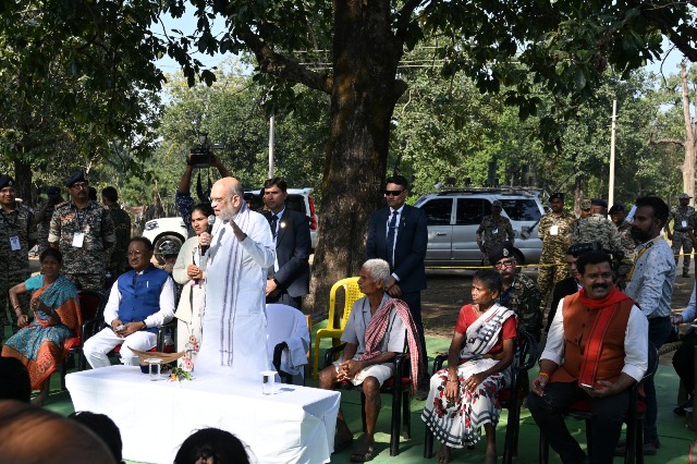 केन्द्रीय गृह एवं सहकारिता मंत्री अमित शाह ने आज छत्तीसगढ़ के जगदलपुर में शहीद स्मारक पर शहीदों को श्रद्धांजलि दी और शहीद जवानों के परिजनों व नक्सली हिंसा के शिकार लोगों के परिवारजनों के साथ मुलाकात की