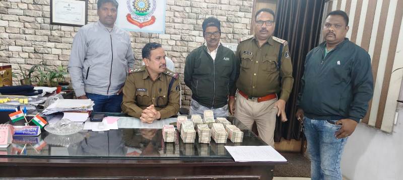 रायगढ़ पुलिस को पेट्रोलिंग के दौरान मोटर साइकिल सवार के बैग से मिले ₹22.5 लाख कैश… नकदी जप्त कर कोतवाली पुलिस ने की कार्यवाही.