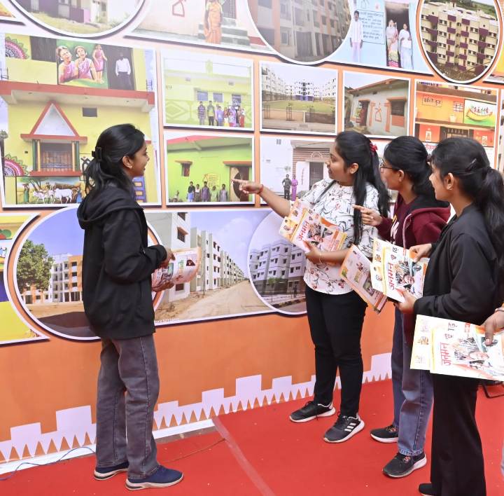 ’सुशासन दिवस पर नालंदा परिसर में लगी प्रदर्शनी बनी आकर्षण का केंद्र, केन्द्र और राज्य सरकार की योजनाओं की मिल रही जानकारी