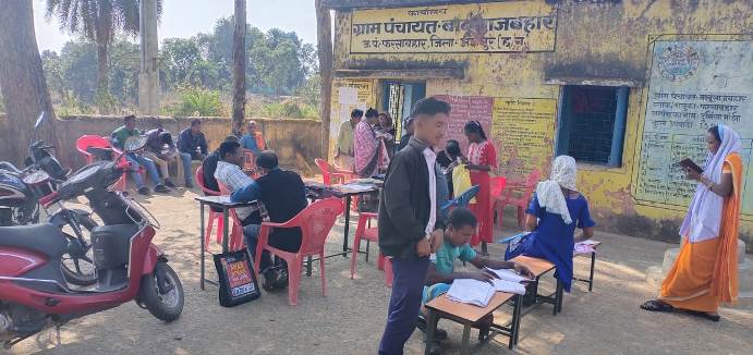 जशपुर : फरसाबहार विकासखंड के ग्राम बाबूसाजबहार में बच्चों का जन्म प्रमाण बनवाने के लिए लगाया गया शिविर