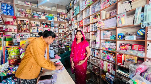 जशपुर : स्व सहायता समूह से जुड़कर आत्मनिर्भर हुई प्रीति, समूह के माध्यम से मुद्रा लोन 1 लाख रुपए की लागत से शुरू की श्रृंगार दुकान, प्रतिदिन 1 हजार तक की हो रही आमदनी