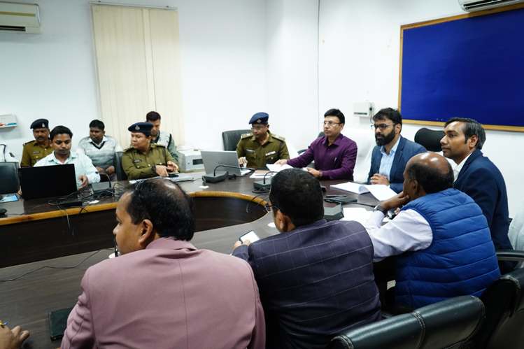 जशपुर : कलेक्टर ने चिन्हांकन दुर्घटना जन्य क्षेत्र में बचाव के लिए रम्बल स्ट्रीप, धीरे चले,गो स्लो का बोर्ड लगवाने के दिए निर्देश, दो पहिया वाहन चलाते समय हैल्मेट का उपयोग करने की अपील