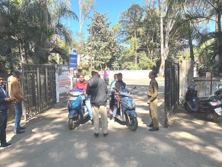जशपुर : कलेक्टोरेट कार्यालय में कार्यरत कर्मचारियों के आवागमन पर रखी जा रही कड़ी नजर, सीट बेल्ट और हेलमेट नहीं लगाकर आने वाले कर्मचारियों को दी गई समझाईश
