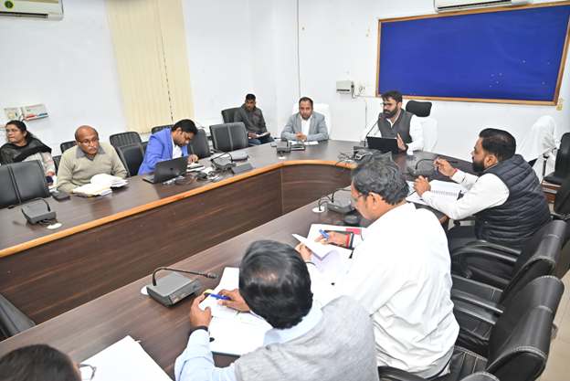 जशपुर : कलेक्टर ने अधिकारियों को लंबित प्रकरणों का निराकरण गंभीरता से करने के दिए निर्देश