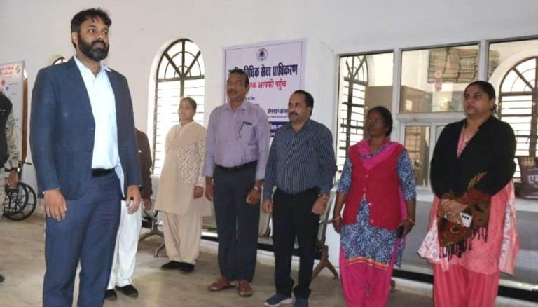 शहीदों को श्रद्धांजलि: जशपुर के शासकीय कार्यालयों में दो मिनट का रखा गया मौन