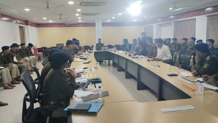 वरिष्ठ पुलिस अधीक्षक द्वारा रायपुर के पुलिस अधिकारियों की ली गई बैठक, दिए निर्देश