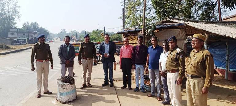 जशपुर : एसडीएम एवं एसडीओपी ने अवैध धान परिवहन रोकने चेकपोस्टों का किया आकस्मिक निरीक्षण, अनुपस्थित रहने पर 07 कर्मचारियों को दिया नोटिस